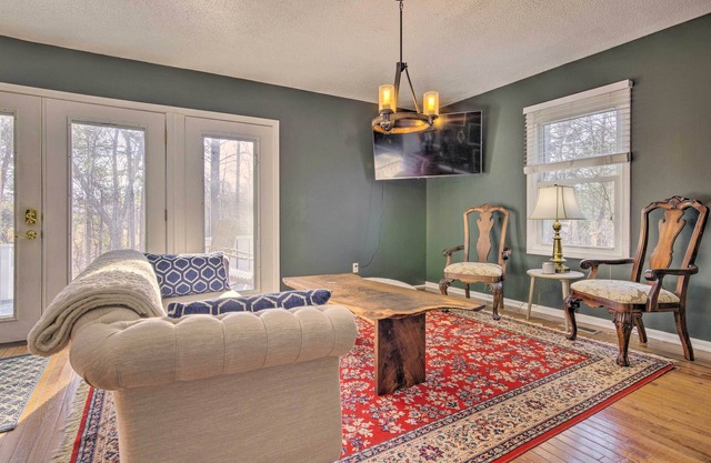 Blue Ridge Retreat w/Mountain Views & Deck