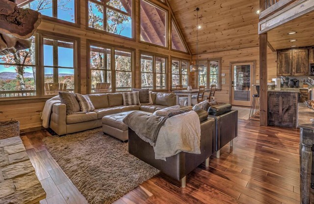 Blue's Ridge - Pet Friendly | Hot Tub | Outdoor Living Room