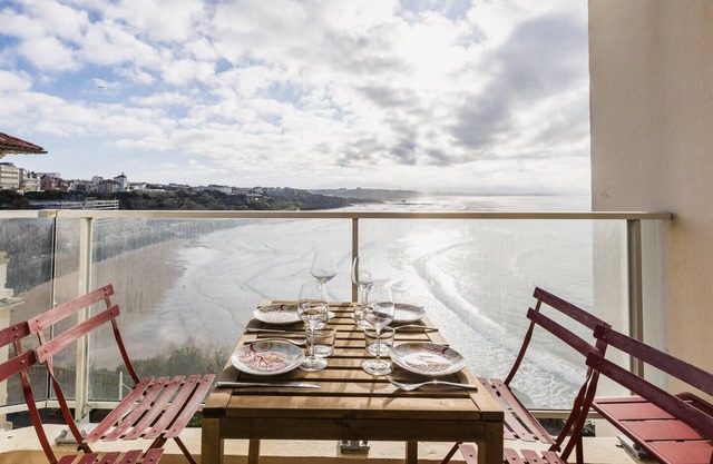 BLUE UHAINA . KEYWEEK . Sea view apartment Biarritz downtown