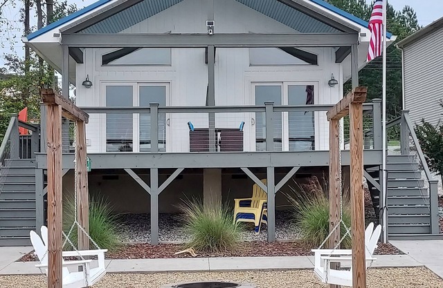 Blue View charming lakeside cottage with large deck and beautiful lake views