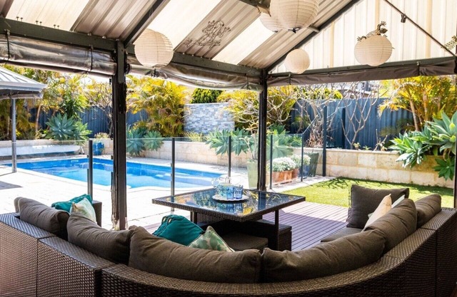 Blue Water - Your "luxury Resort Style" home in Perth Metro near Beach.