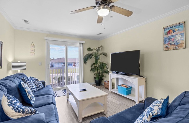 Blue Wolf Retreat! One Block to Beach! Pool, Pets, and Walk to groceries & more!