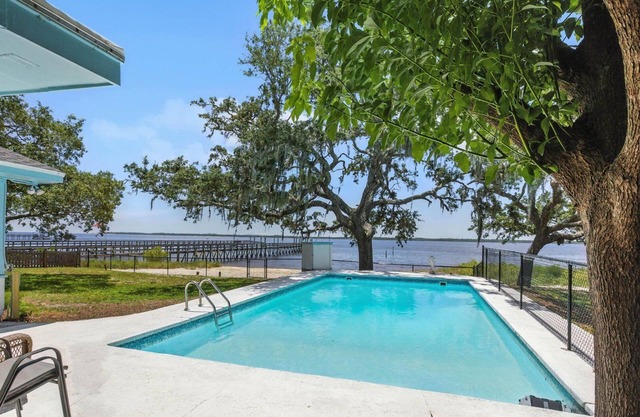 Blue Zone – Your no-stress zone for sun-soaked fun