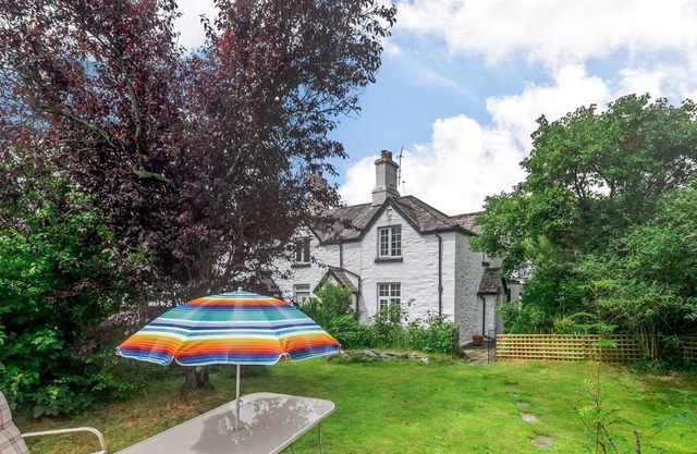 BLUEBELL COTTAGE, pet friendly, with open fire in Tavistock