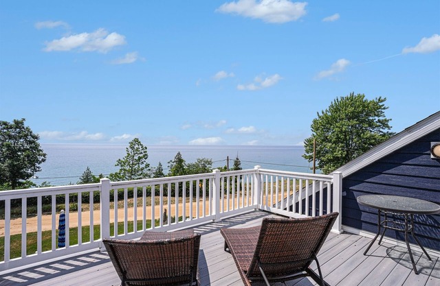 Blueberry Bluff | Gorgeous Lakeview Retreat | Beach Access| Jacuzzi Tub