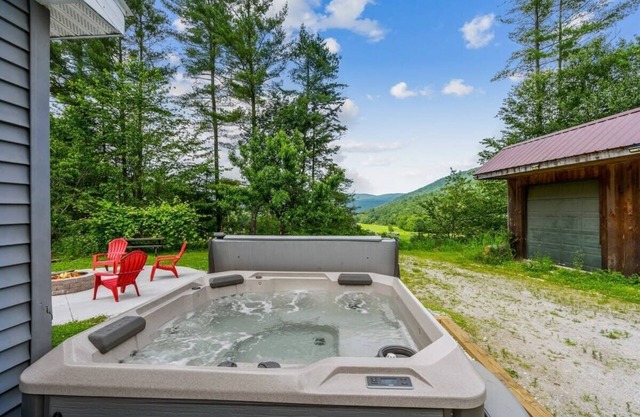 Blueberry Hill Escape | Pet Friendly | HotTub | Fire pit