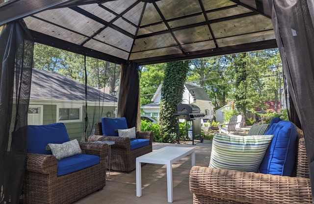 Bluegill Cottage l Autumn by the Lake with Fires, Kayaks & Family Time