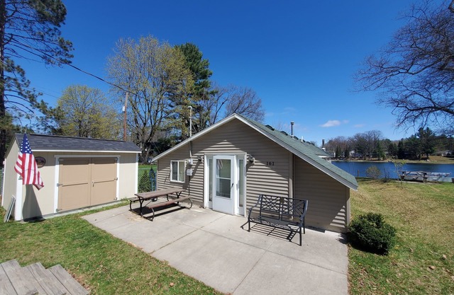 Bluegill lake -Lake front retreat- Dog friendly - additional charge