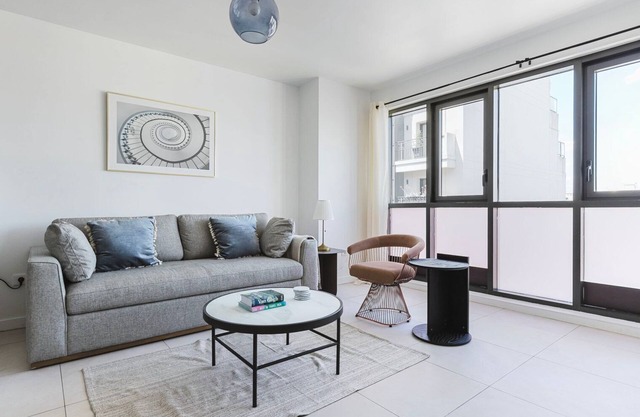 Blueground | Anatole-France, furnished & equipped