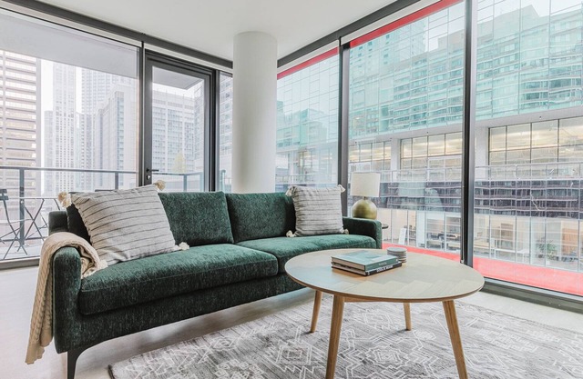 Blueground | River North, balcony & pool, nr Pier