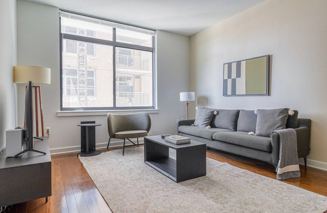 Blueground | Woodmont Triangle, pool, nr Cabin John Park