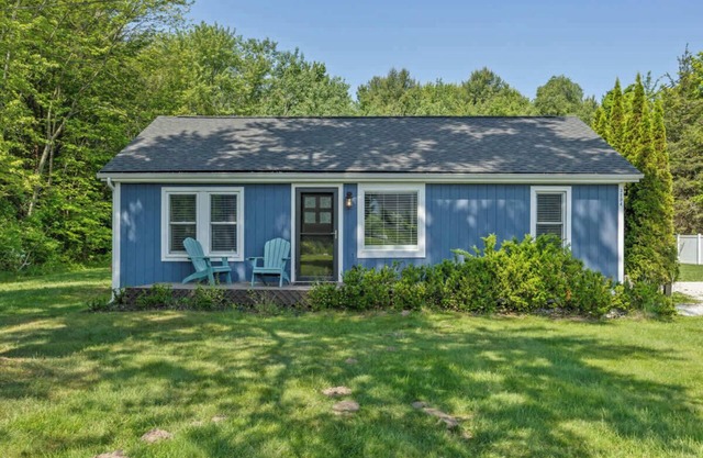 Bluestar Cottage - Hot Tub, Pergola, and Fire pit!