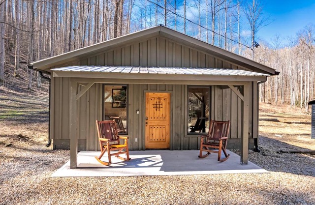 Bo's Carriage House - private 36-acre resort with 6 homes amazing waterfall
