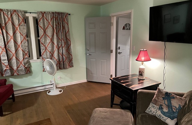 Boat House Ground Floor #2 - 1 BR WaterFront, Wifi by RedAwning