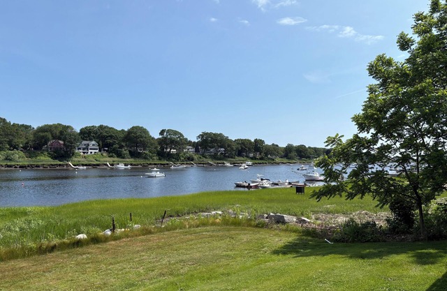 Boat slip, waterfront,newly renovated, near beaches & Newburyport. Pet-Friendly!