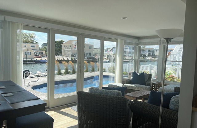 Boating, fishing, 60' lagoon front lovely 4 bdrm newly remodeled close to bay