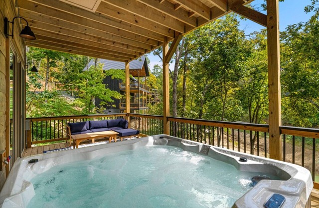 Bobber Bungalow: Lake View, Hot Tub, Arcade Games!