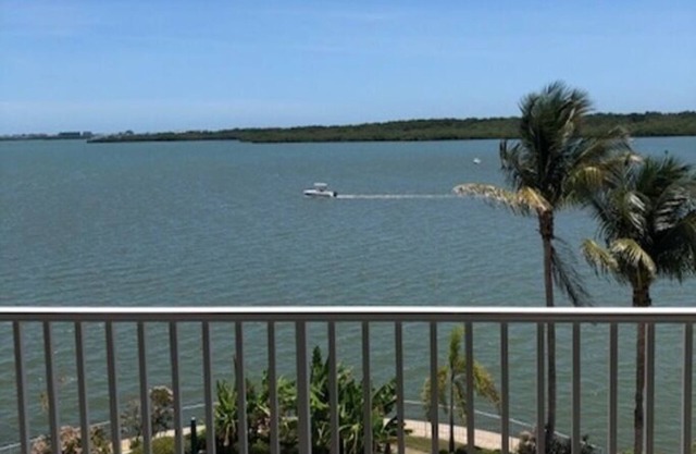 Boca Ciega Waterfront Condo, pool/hot tub, near Trails/Dining, 3mi Madeira Beach