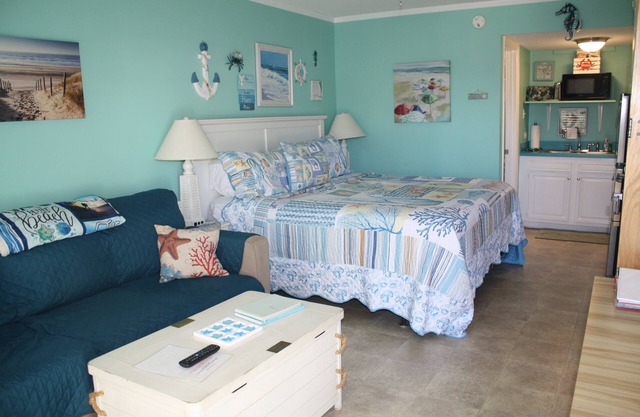 Bogue Shores, Unit 133. King bed. Pool side/new pool, Beach/Sound Access