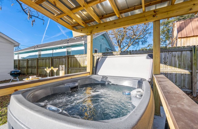 Boho Bliss: Hot Tub Haven Near Great Dining