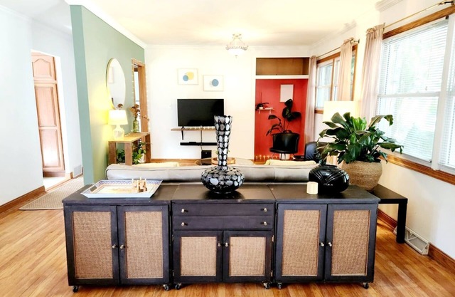 Boho By The Lake,nStylish Retreat, Lakeside Views