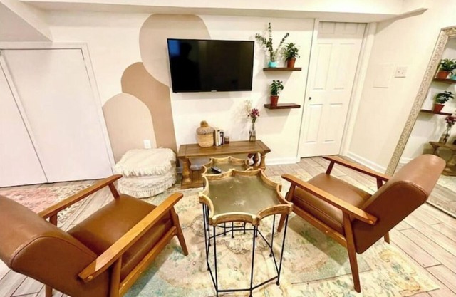 Boho-Chic Deanwood Guest Suite