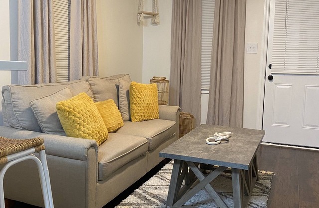 Boho Chic Hideaway! Entire House, 2 bedrooms!