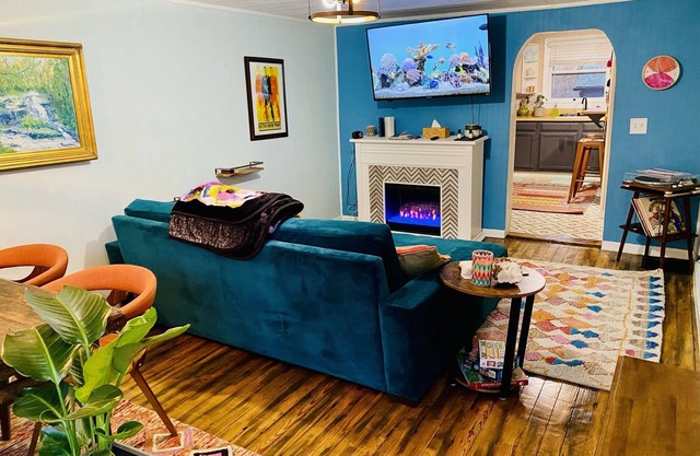 Boho-Chic Travel Pad Unit 2: Fireplace, Fun & Convenient