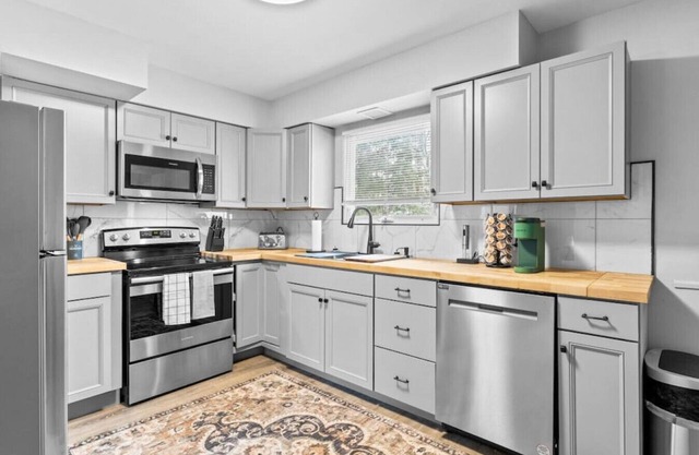 Boho Chic Work Escape - 2-Bedroom, Close to Burlington/Airport