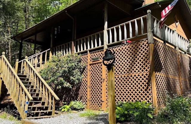 Bonnie Cabin close to Helton Creek Falls