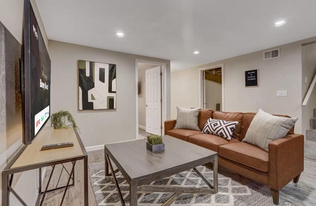 Bonny Beaut Basement Suite w Hot Tub & Fire Pit