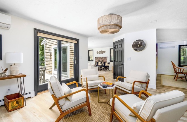 Book a Last Minute Cape Escape! Modern, Tranquil Cape home close to town beaches