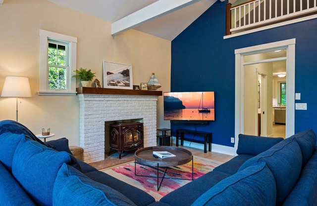 Book August 11 today! Large Yard | Walk to Bay Sunsets & Fish Boils