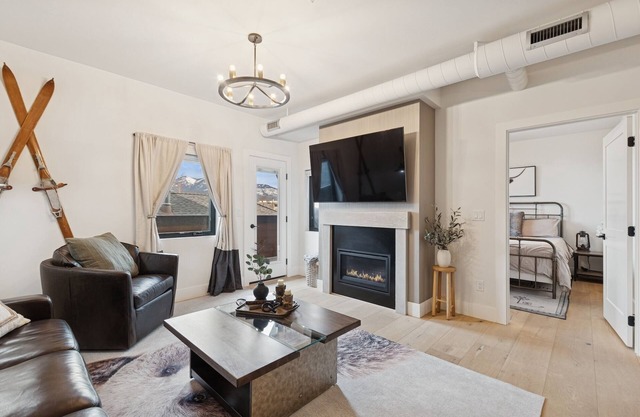 Book for Holidays! Pet-Friendly Condo in Downtown Whitefish! Nearby Shops!