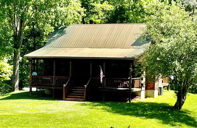 BOOK NOW FOR leaf season! We have great rates enjoy Fishing,Rafting, and Hiking🎣