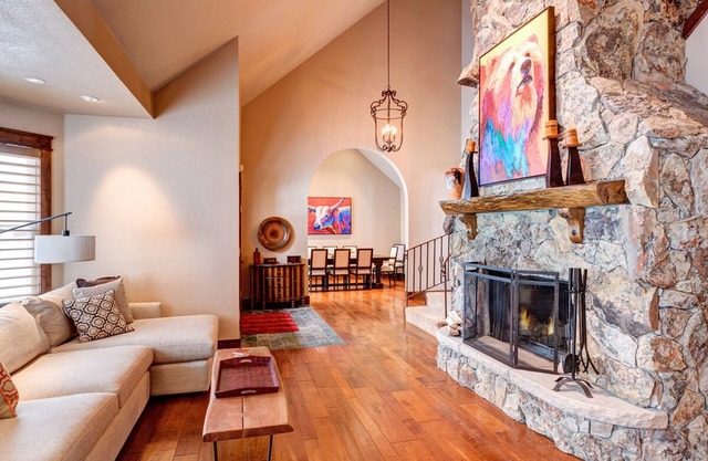 Book Now for Summer! Luxury, dog-friendly home with private hot tub, and unparalleled views