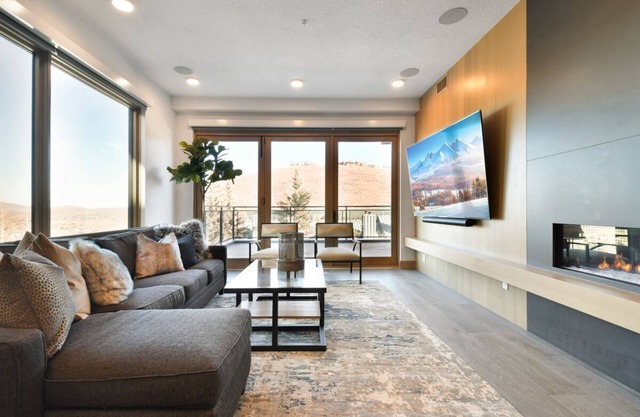Book Today for Summer Stays! Ski-in/Ski-out Access Condo in Slopeside Development, Near Downtown!