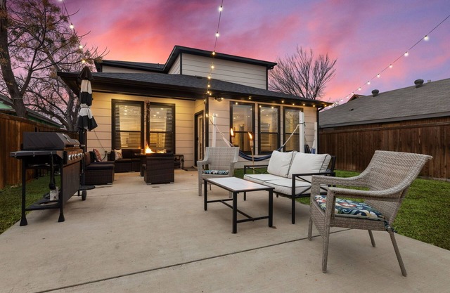BOOK TODAY! King Bed with Hot Tub, FirePit, BBQ, Large yard, Garage!