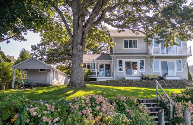 BOOK YOUR FALL GETAWAY NOW! WATERFRONT HOME, PRIVATE DOCK-BEACH AREA. SUNSETS