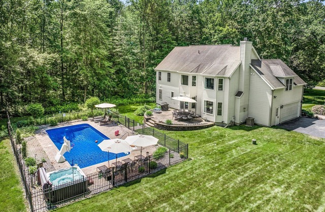 Book your Fall Getaway! Hot Tub, Game Room, Fire Place!
