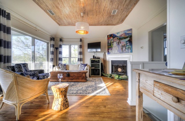 Book your getaway now! Relax on the screened porch looking out over the Bay!
