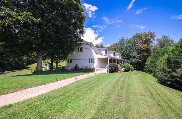 Boone Barn Home | Sleeps 14 | Huge Fenced Yard