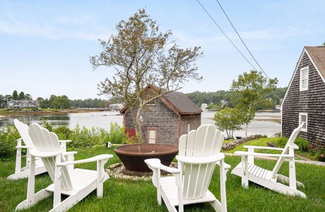 Boothbay Harbor Cottage Overlooking Mill Cove