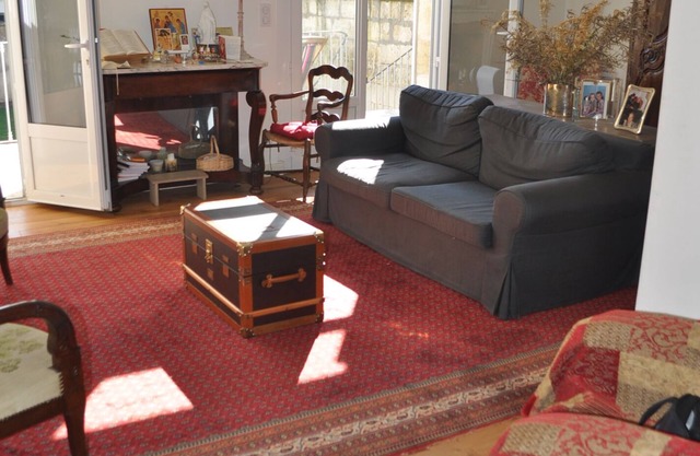 Bordeaux near the center, spacious, very bright house with garden