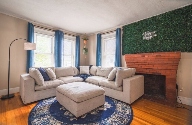 Boston 4BD-5 min walk to Train&Beach/10min-Airport-Free Parking