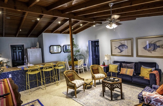 Bougainvillea Bungalow Large private happy home close to beaches shopping dining