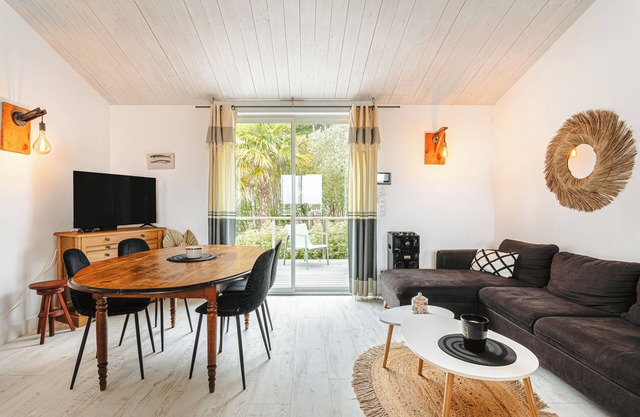 Bouillats 28 – House with Atlantic View, Garden, and 4 Bedrooms in Saint-Trojan