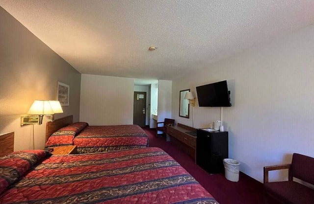 Boulder Bear Motor Lodge - Two Queen Beds 118 Front
