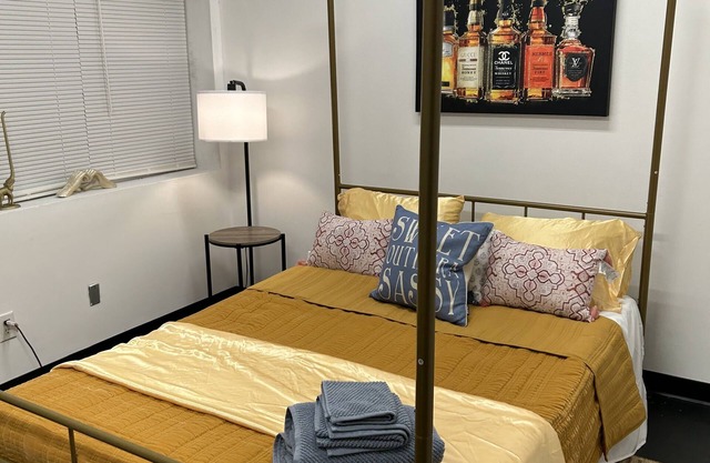 Bourbon, Art & Sport Center nBoutique BnB inside Art Gallery WALK EVERYWHERE!