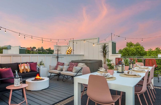 Bourbon & Bubbles - Rooftop Hot Tub & Speakeasy